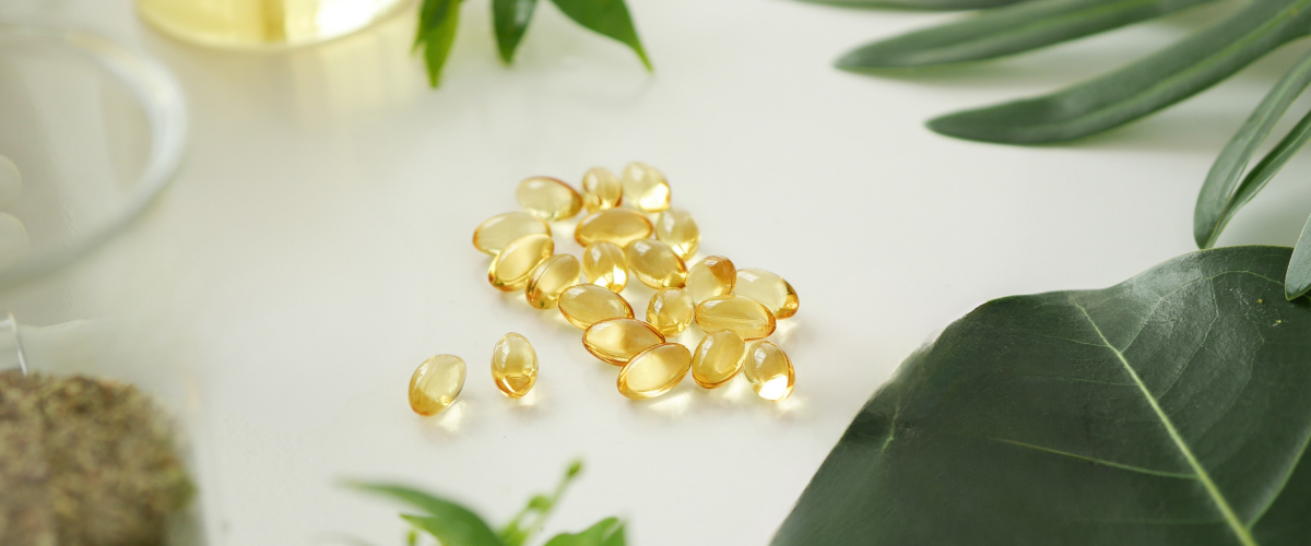 Pile of vitamin b6 pills on a table